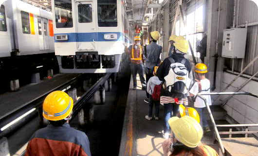 車両点検作業の見学ツアー